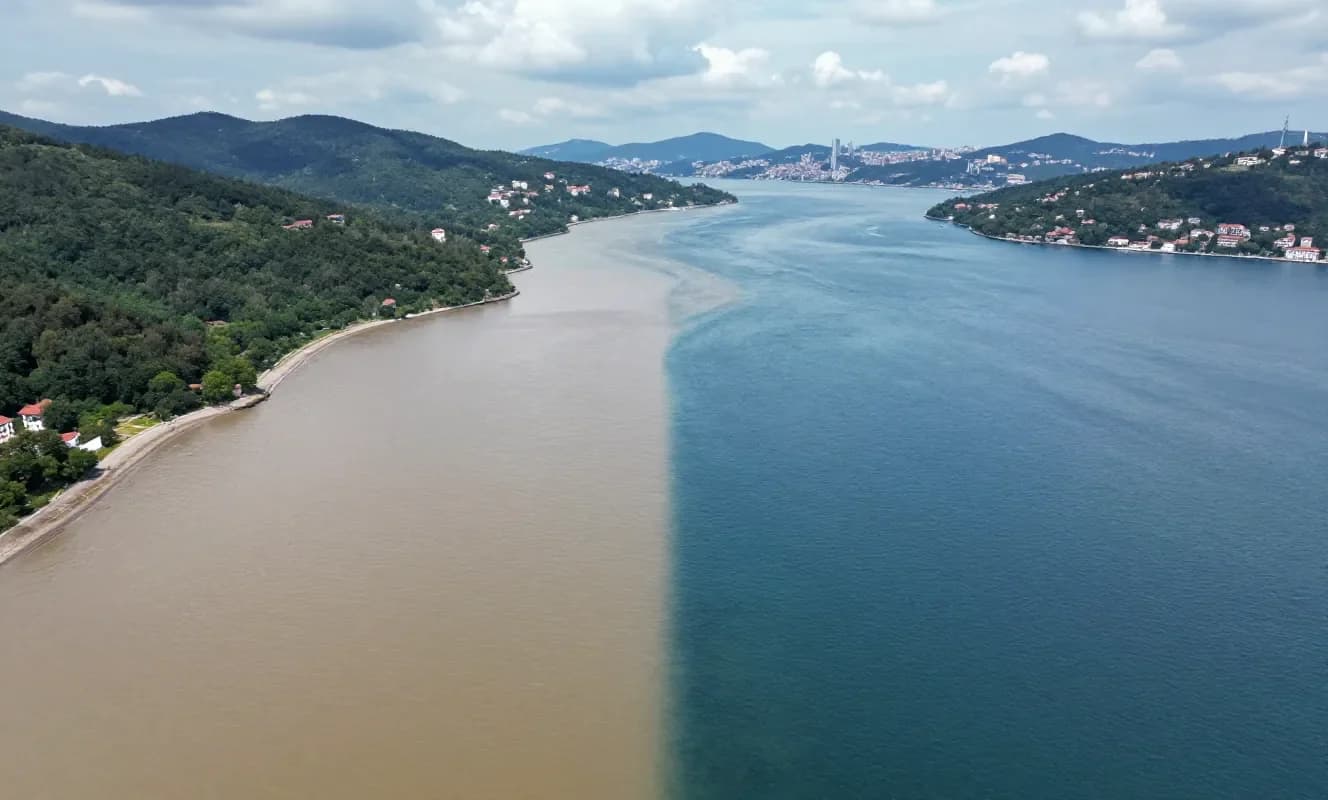 İstanbul Boğazı çamurla kaplandı
