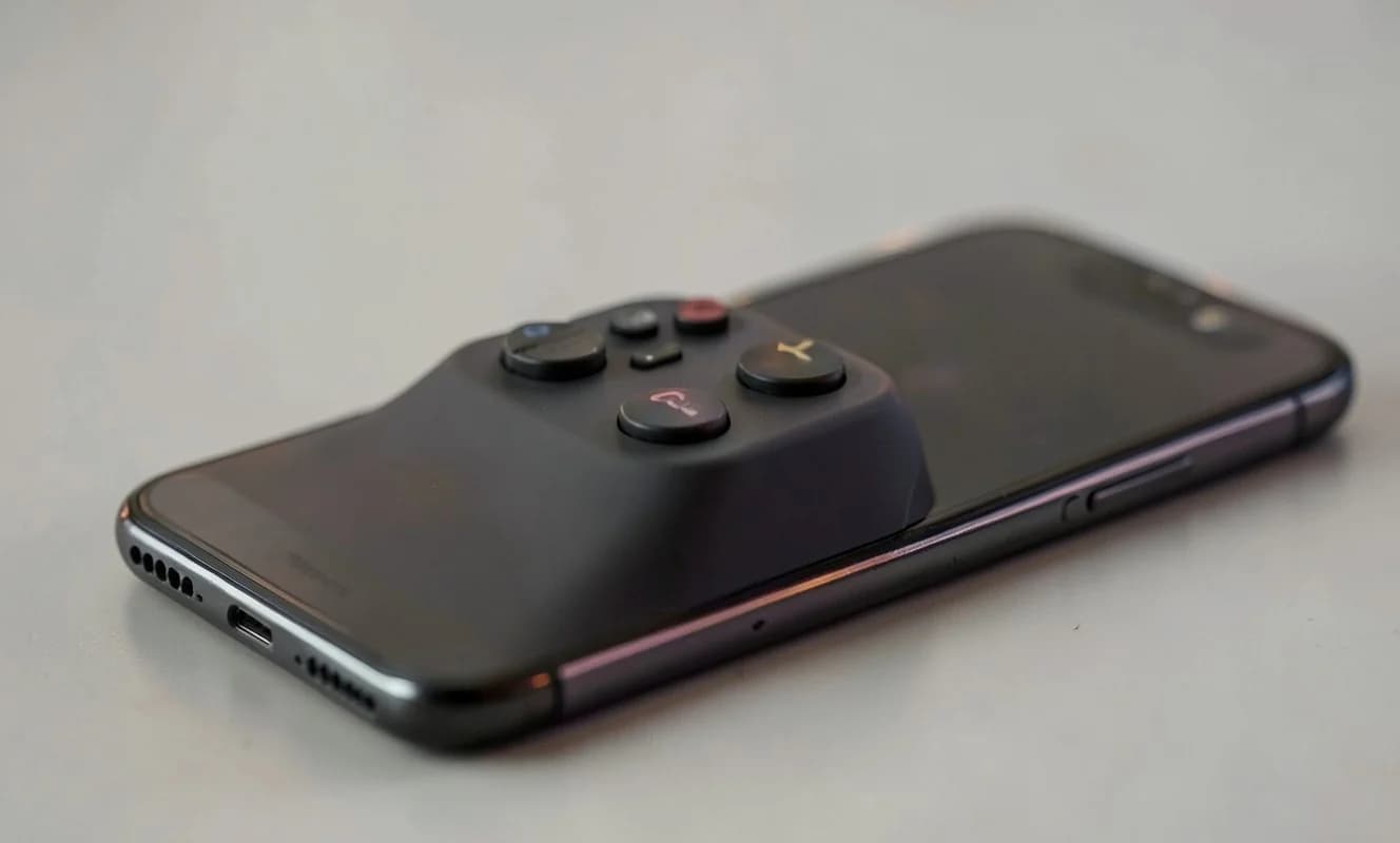 スマホ用コンパクトゲームコントローラー「JoyFon」