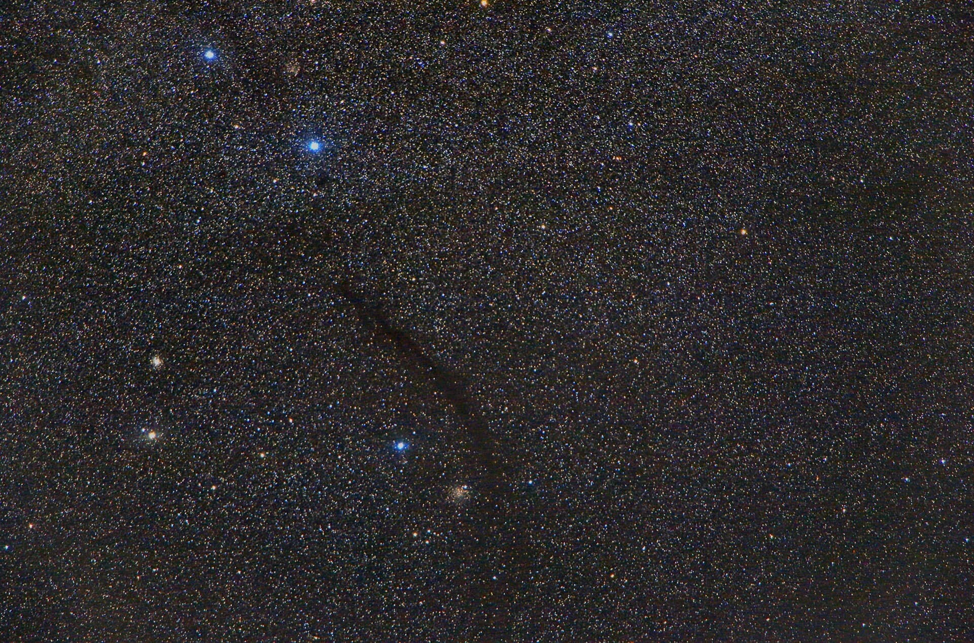 Nube Doodad Oscura y el Cúmulo NGC 4372