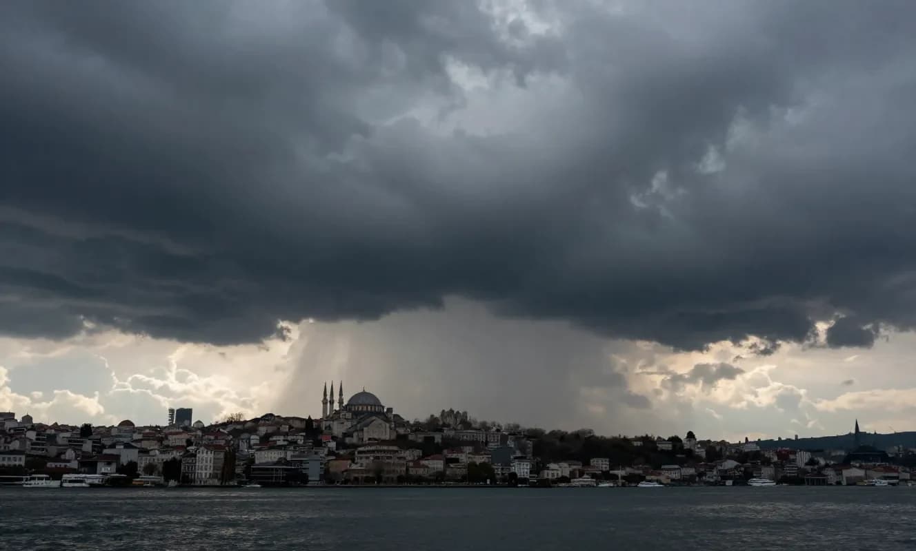İstanbul Valiliği sağanak ve fırtına uyarısı yaptı: Kuzey ilçelerde çok kuvvetli yağış bekleniyor