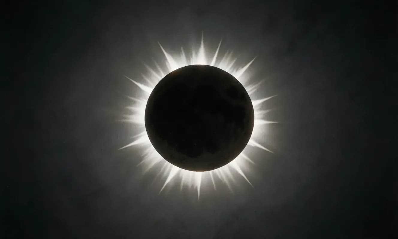 Se publican las primeras fotos del eclipse solar total del 12 de agosto
